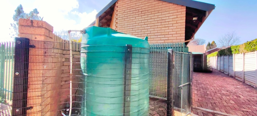 6 Bedroom Property for Sale in Mooivallei Park North West